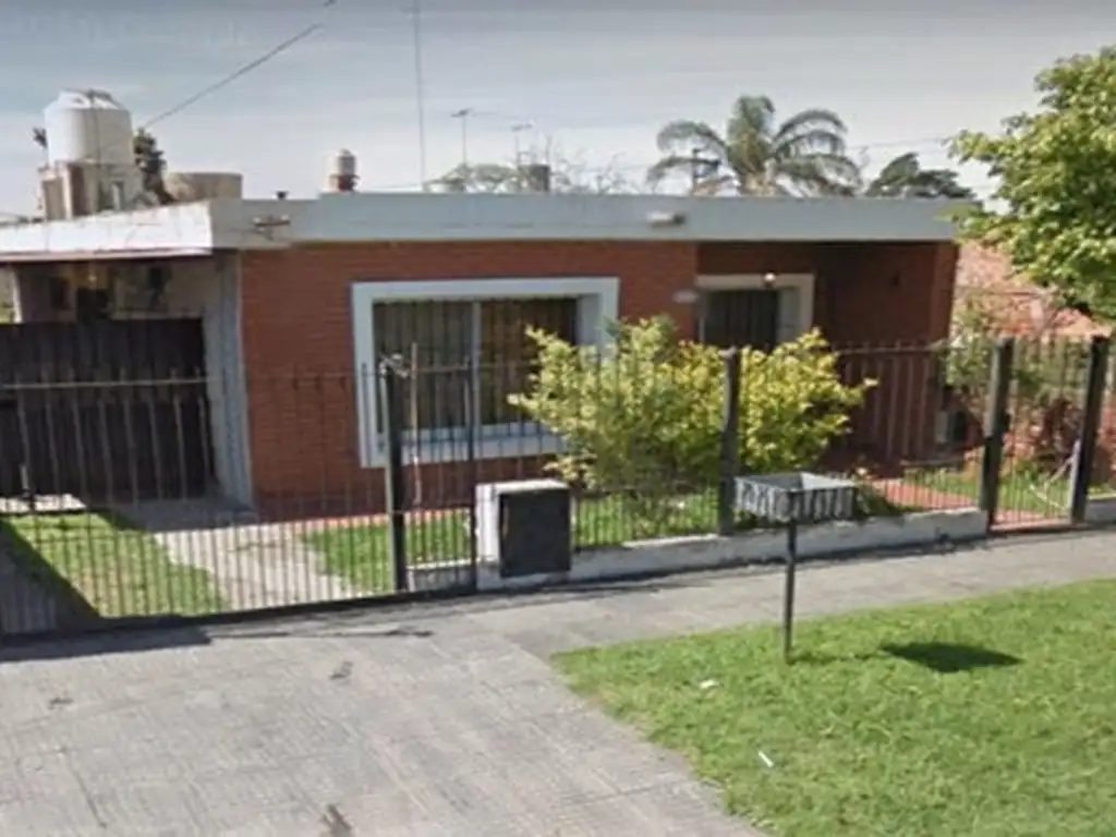 CASA AMERICANA CON AMPLIO LOTE