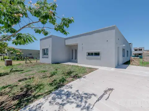 Casa llave en mano. Santa Elena, Pilar del Este, doble acceso, seguridad y tranquilidad. - Foto 0