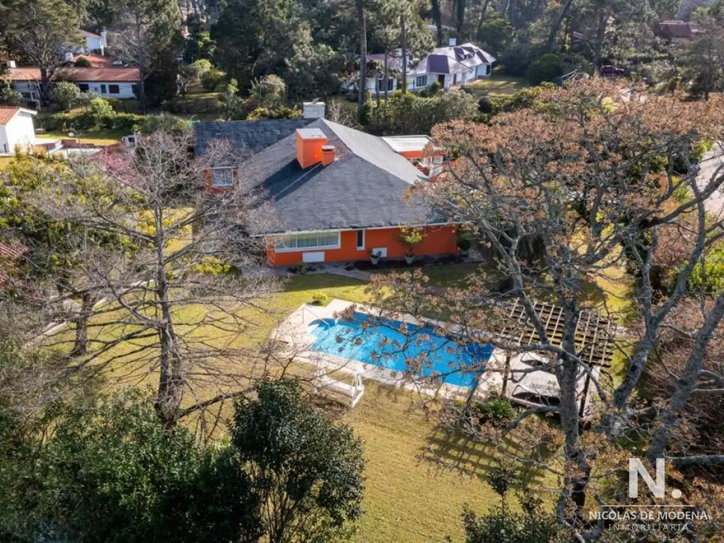 Casa de 5 dormitorios con piscina en agradable zona