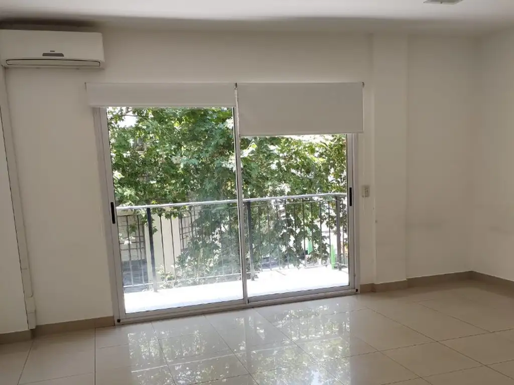 DEPARTAMENTO MONOAMBIENTE  AL FRENTE CON AMPLIO BALCON APTO PROFESIONAL