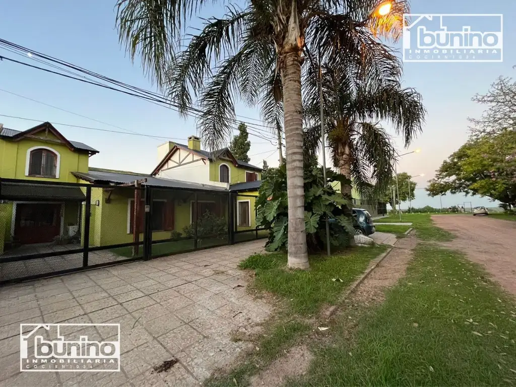 Casa en venta en Baigorria - 4 dormitorios. A 50 metros de la costanera