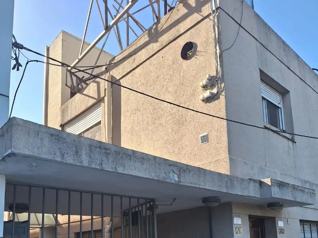 Venta de Ph 3 ambientes, muy buen estado. Frente a rotonda del Hipódromo de San Isidro.