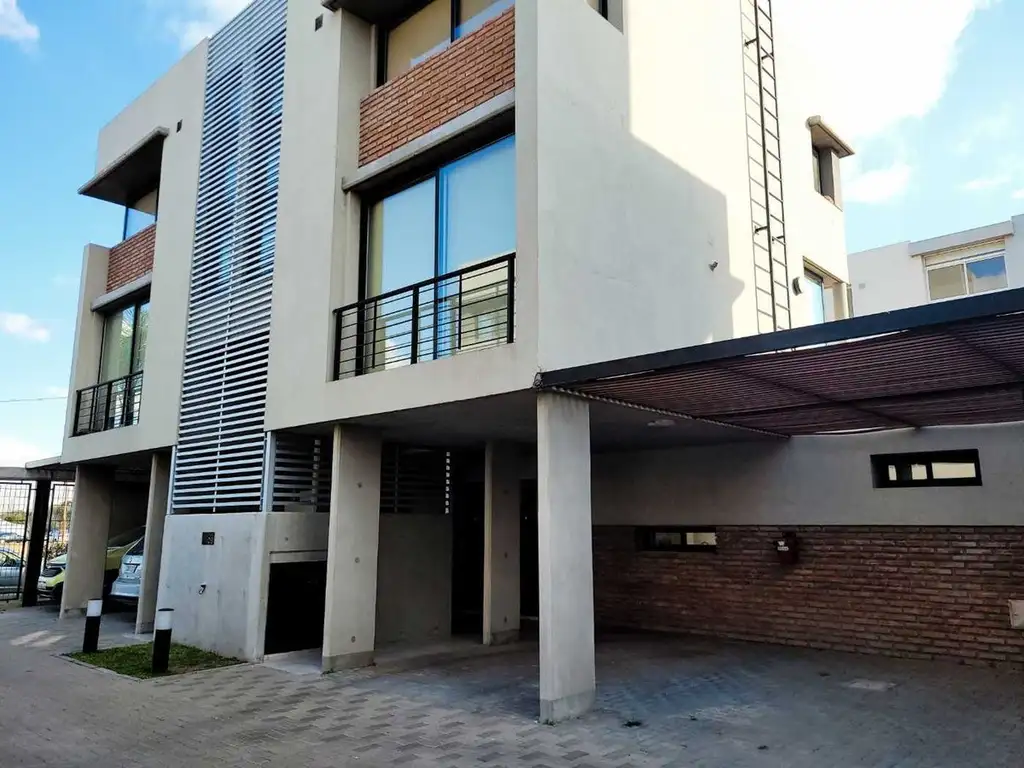 Venta Departamento Duplex 2 dormitorios. Cochera