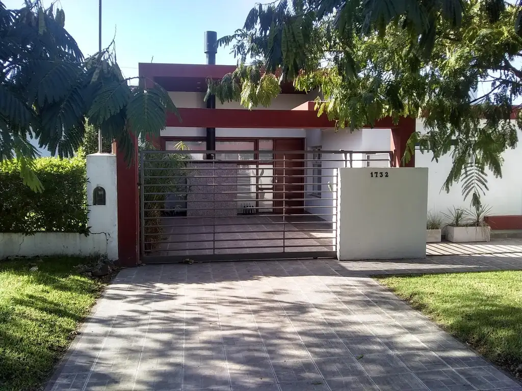 Casa de cuatro dormitorios, principal en suite, tres baños, parque con parrilla, diseño moderno