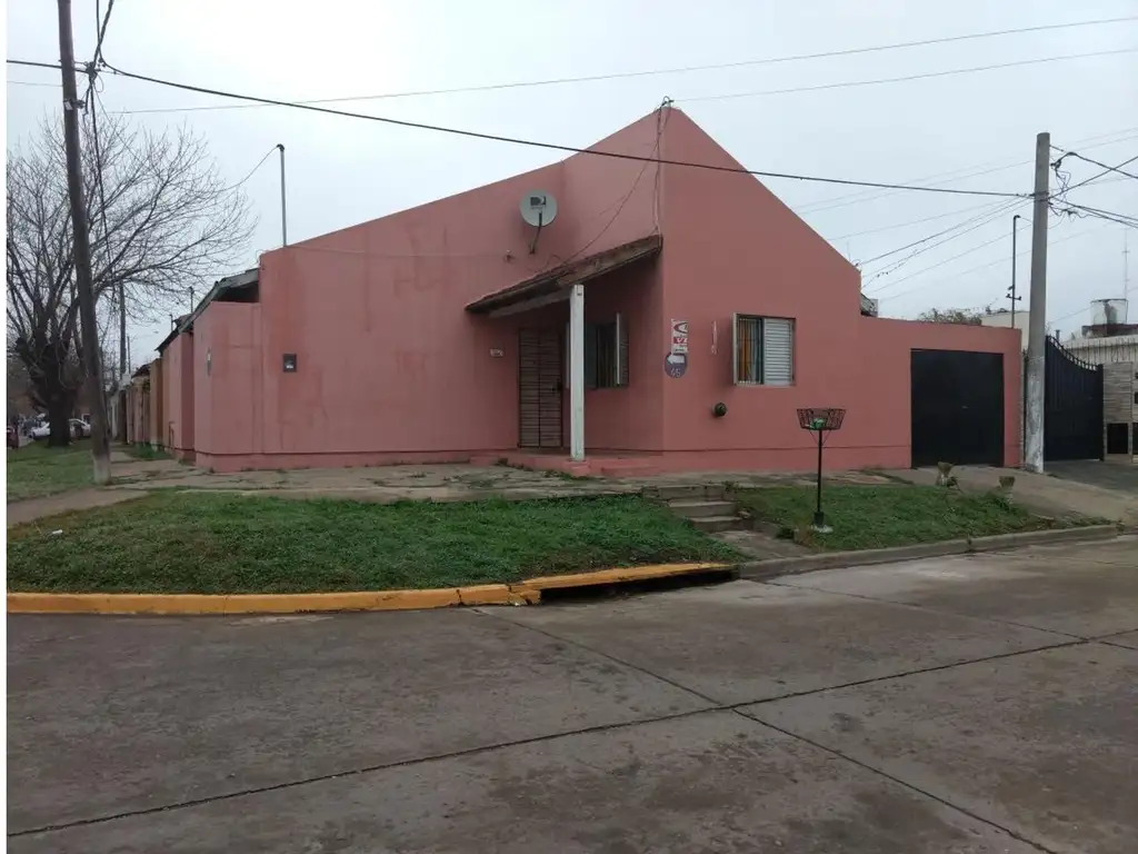 Venta o Permuta .Casa en calle 38 y 45, 3 dormitorios.