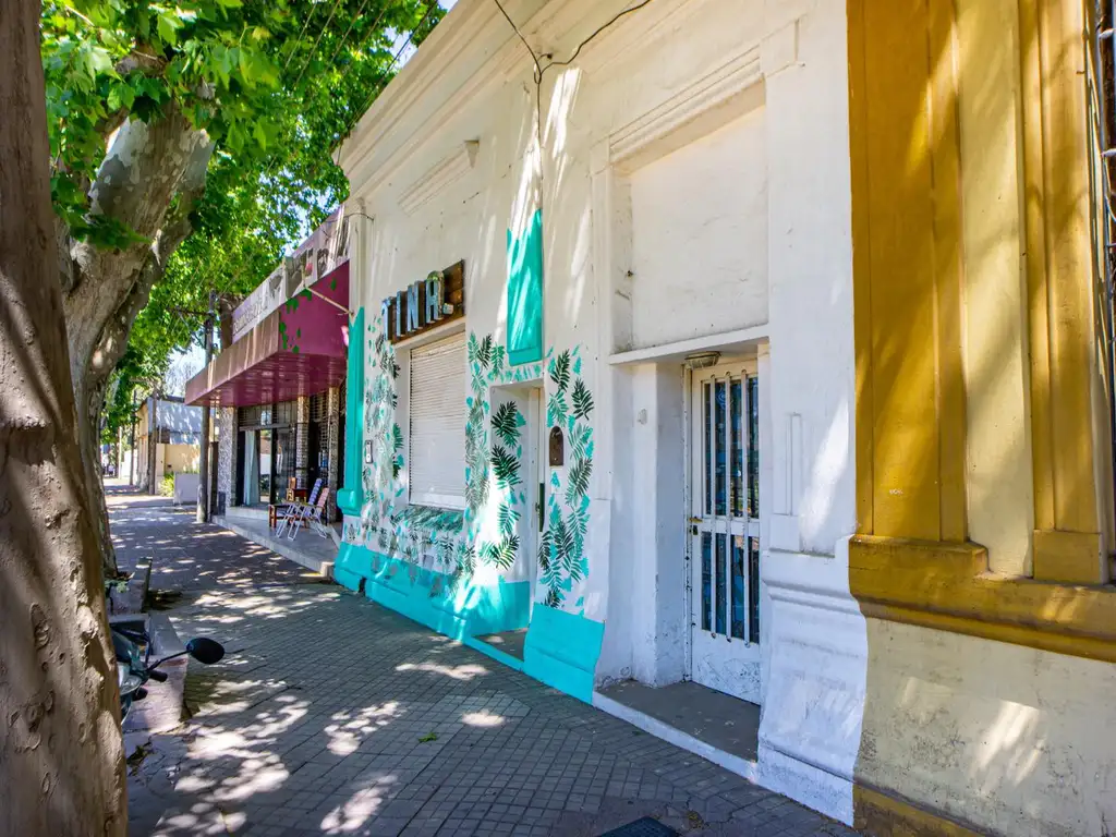 Venta/Permuta Casa Con Local Sobre Avenida Comercial en Alvarez