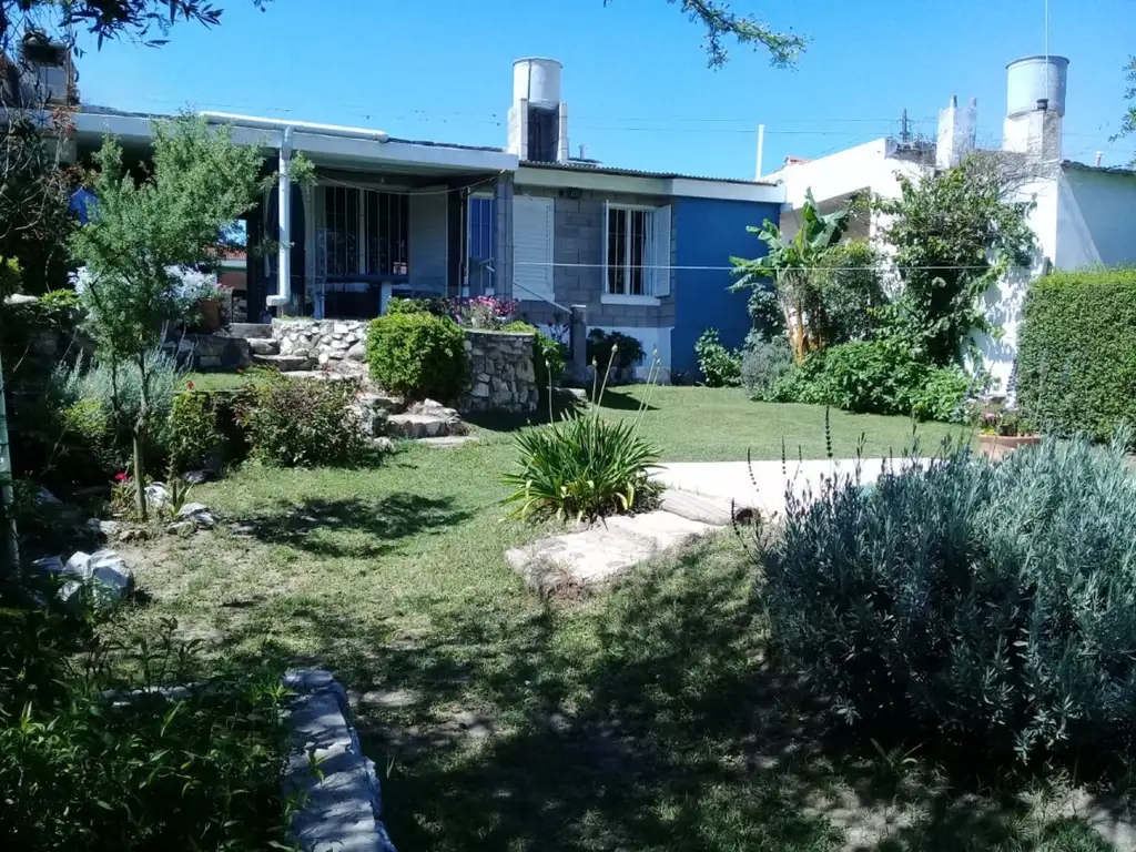 CASA CON PILETA Y AMPLIO JARDIN EN VILLA LOS AROMOS