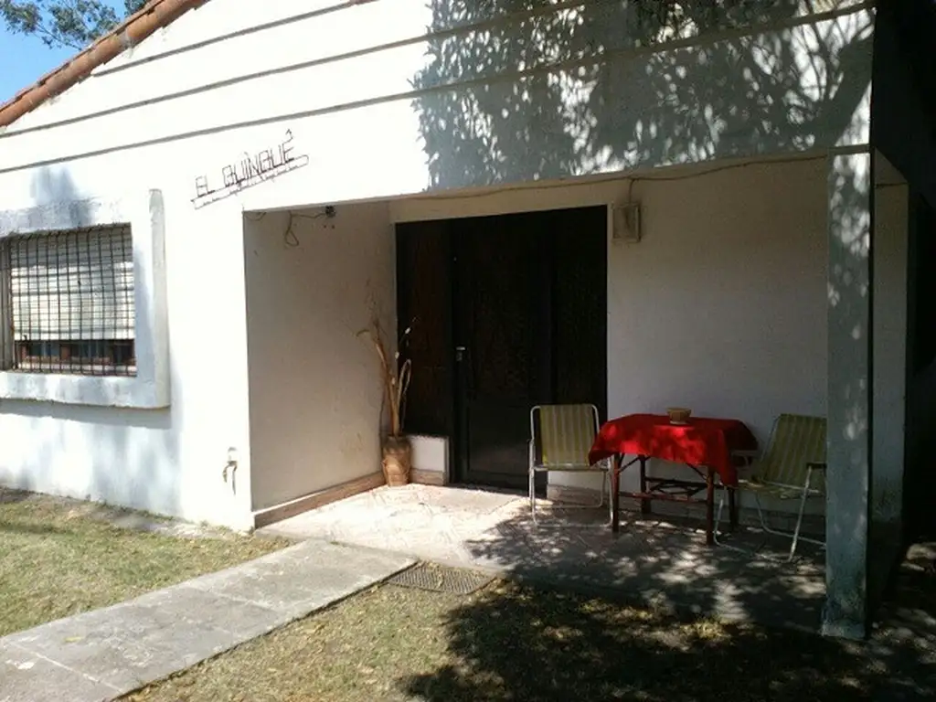 Chalet ubicado en  zona de gran arboleda.