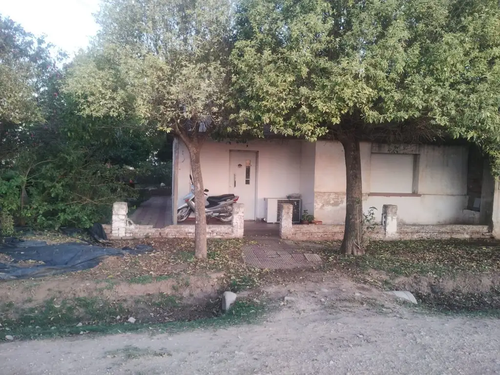 Venta de amplio terreno c/ casa en Carmen de Areco