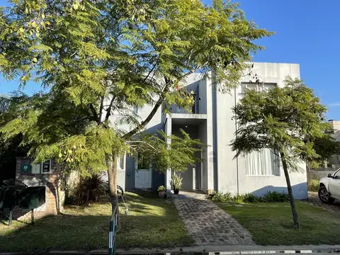 Venta Casa 7 Ambientes con Parque y Quincho en Barrio Jacarandá