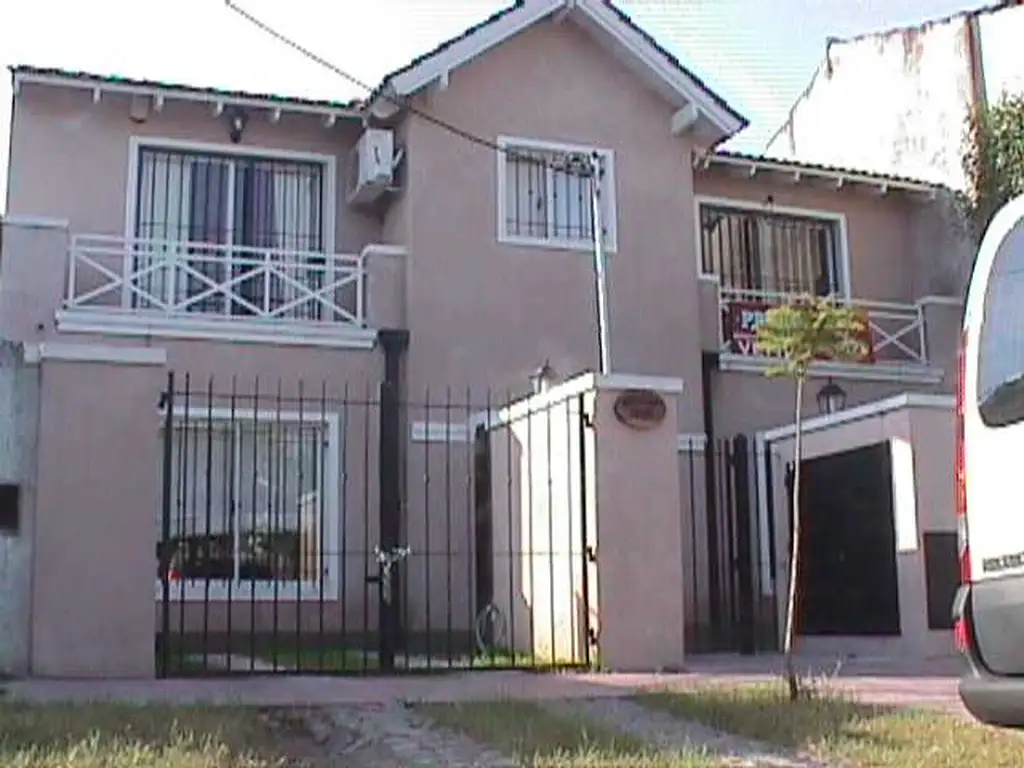 EN VENTA EN MARTIN CORONADO DUPLEX CON 5 AÑOS DE ANTIGUEDAD, CUENTA CON 3 DORMITORIOS - FICHA 4492