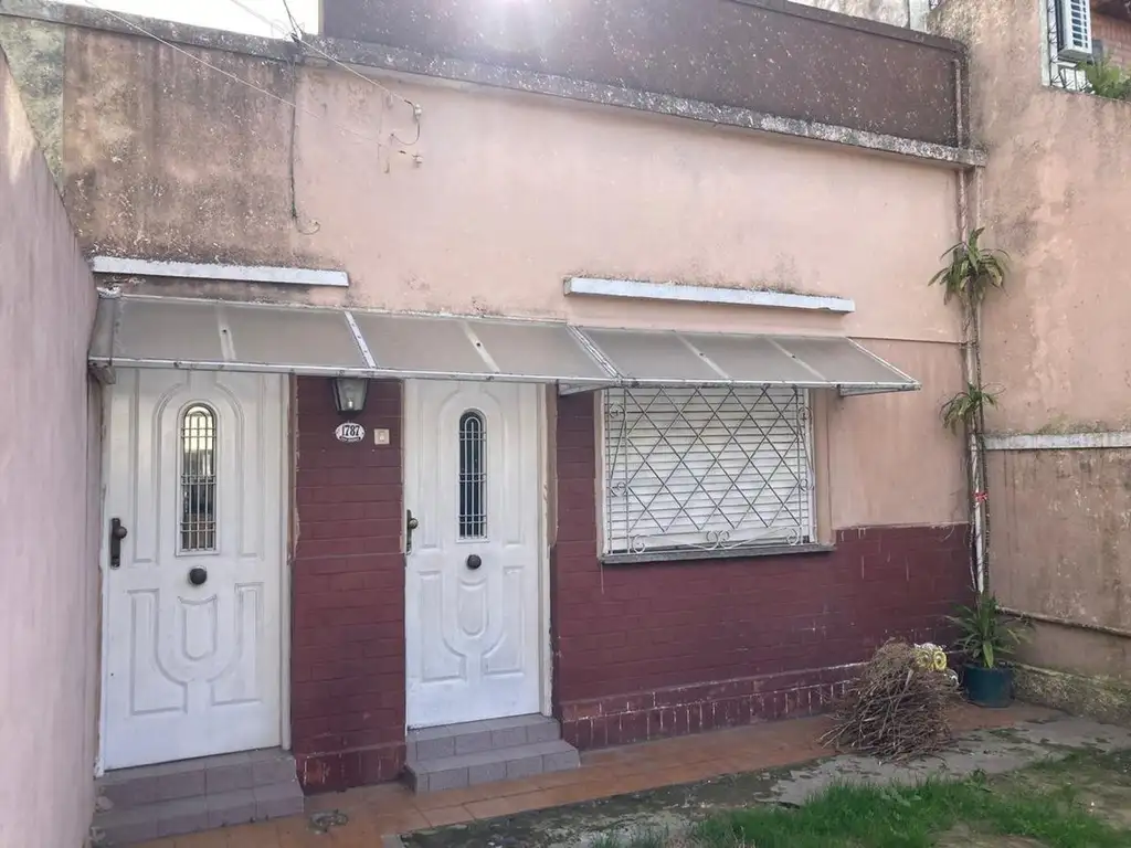 Casa en PH al frente en venta, apta crédito Lanús