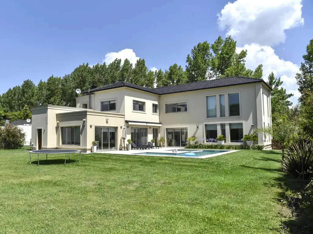 Venta Casa 3 dormitorios 10 años, 2 cocheras, 600m2, 467 E/ 144 Y 146