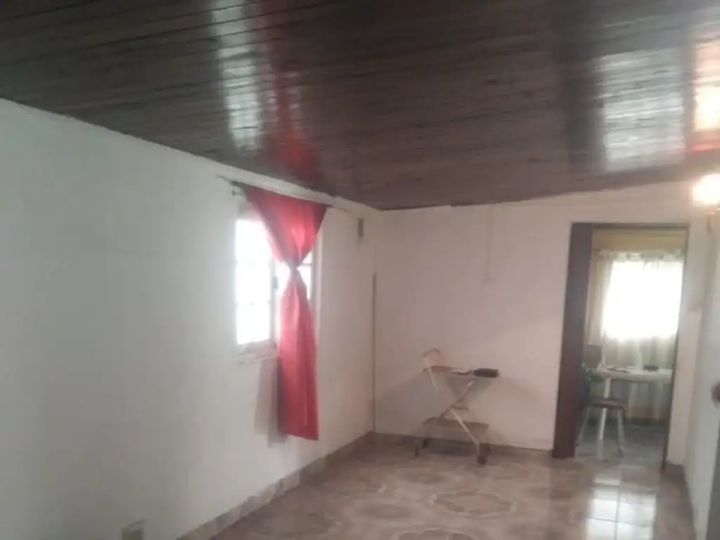 Vendo casa sobre avenida Pasteur, terreno amplio