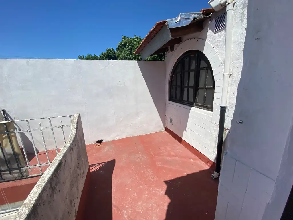 CASITA PH contrafrente CON TERRAZA. Baño RECICLADO A NUEVO.