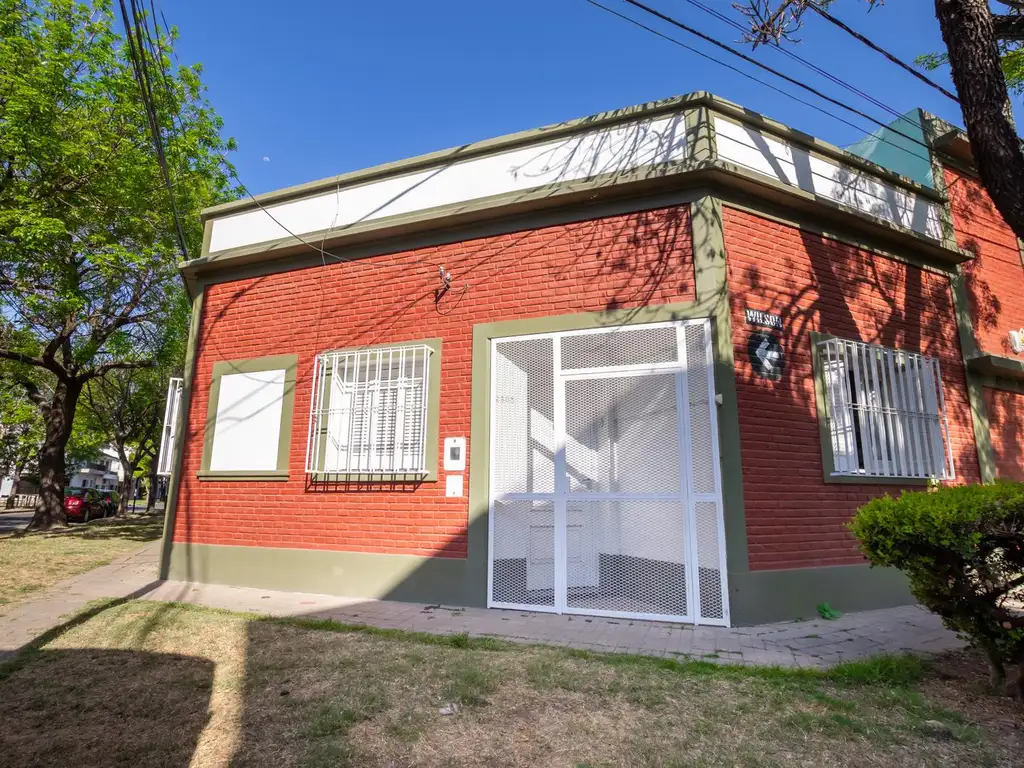 VENTA/PERMUTA - CASA DOS DORMITORIOS CON COCHERA - BARRIO JORGE CURA