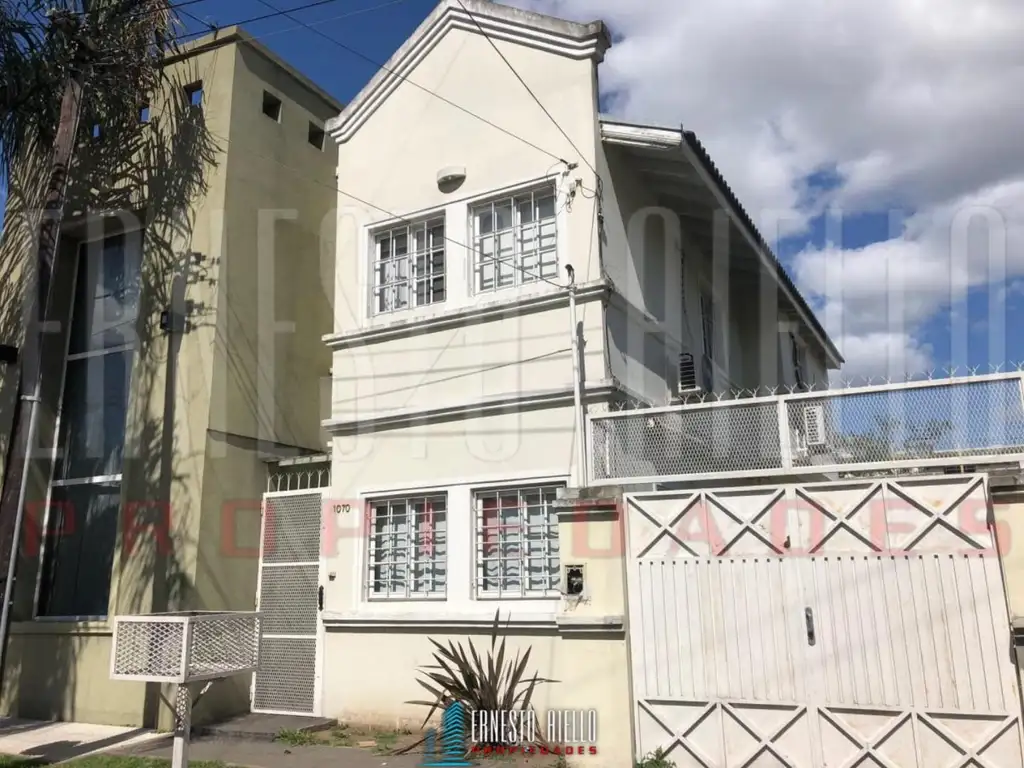 VENTA DUPLEX 4 AMBIENTES CON JARDÍN AL FRENTE, QUILMES OESTE.