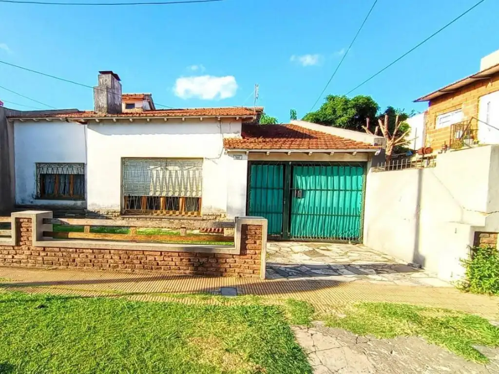 CHALET EN VENTA DE 3 AMBIENTES EN CASTELAR NORTE (3434)