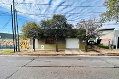 Casa en venta o permuta de 3 ambientes con departamento en Berazategui