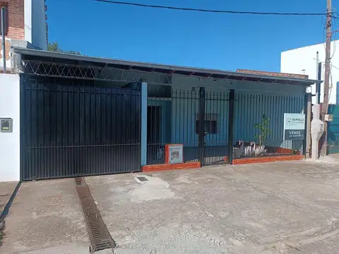 Casa venta o permuta, Los Hornos, 2 dormitorios, 2 baños, garage, parque, quincho c/parrilla