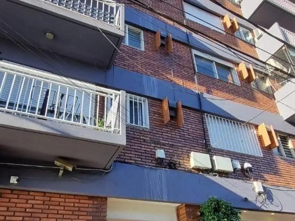 Departamento de 3 ambientes con Balcón  en Olivos Centro.