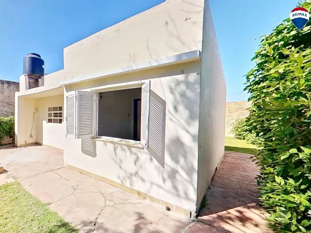 VENTA CASA 3 AMBIENTES AMPLIO LOTE. FCIO VARELA