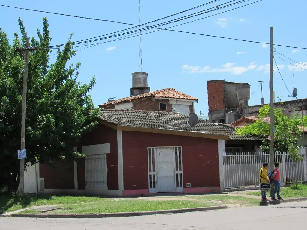 Casa en dos plantas con local en esquina