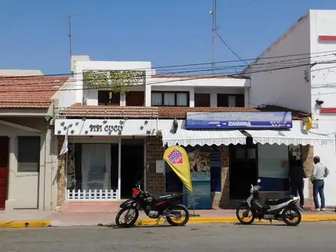 HERMOSA CASA FRENTE A LA PLAZA CENTRAL EN  GRAL. GUEMES