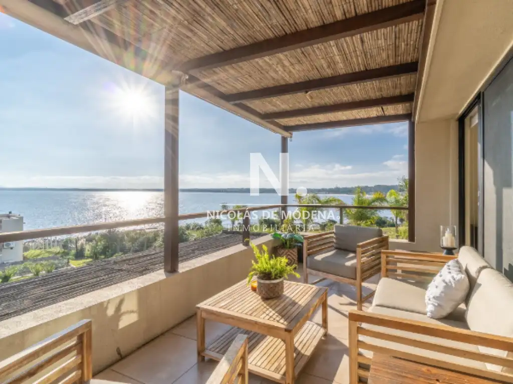 Vende apartamento duplex con vista al mar en Punta Ballena, Maldonado.