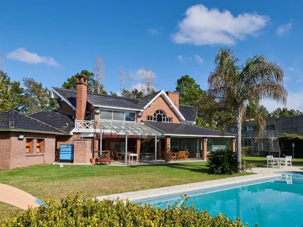 Venta Casa 4 dormitorios 20 años, 2 cocheras, Barrio Cerrado Club Campo