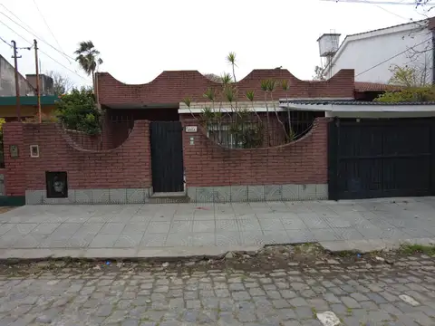 Casa en Venta en Barrio Parque Suhr Horeis - 5 ambientes