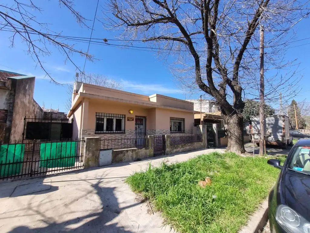 VENTA CASA DE 3 AMB CON QUINCHO FLORENCIO VARELA