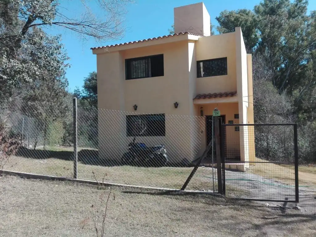 Vendo Casa en 2 plantas, 2 Dor. y 2 Baños. Lomas de Zupay - Unquillo