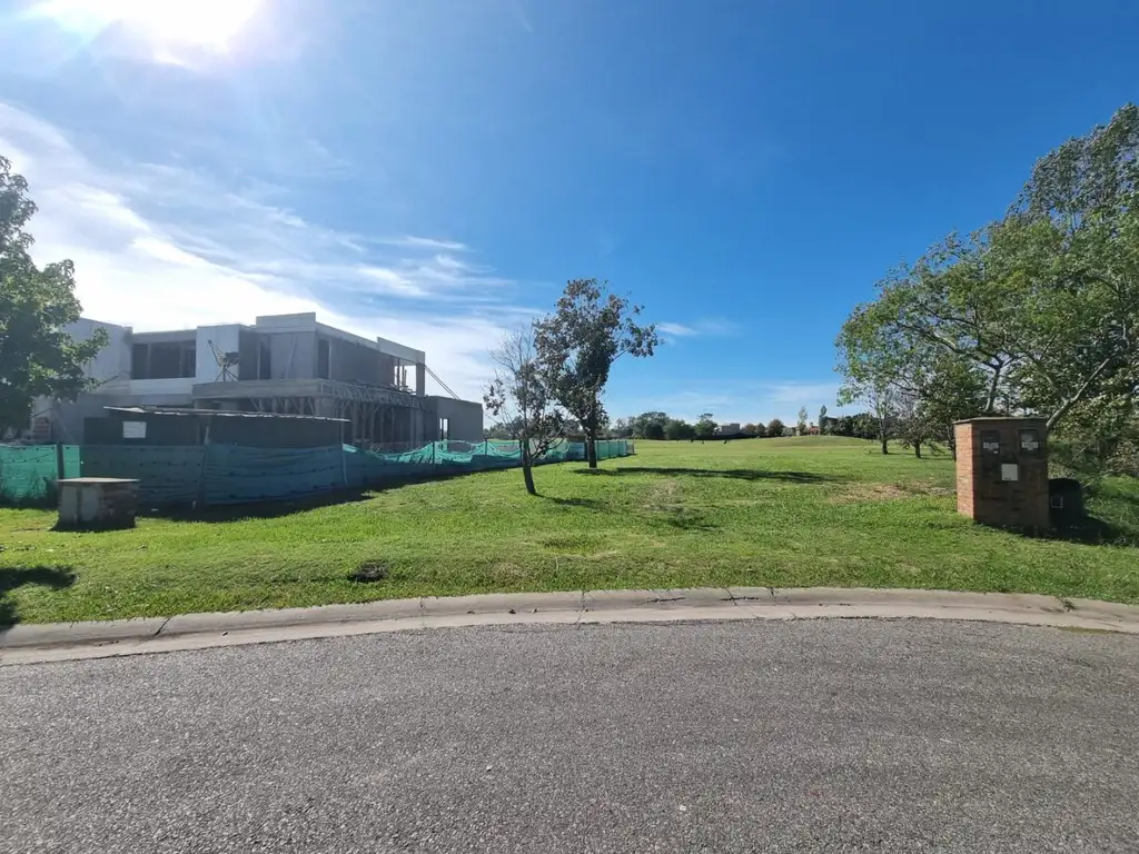 Inmejorable Lote de 1389m2 con fondo al golf en el barrio “El Refugio” en Haras Santa Maria