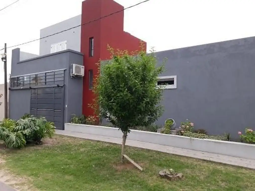 Casa en venta - 3 Dormitorios 2 Baños - 180 mts2 - Villa Elvira