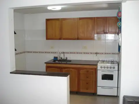DEPARTAMENTO 2 AMBIENTES CONTRAFRENTE Y PATIO - Foto 0