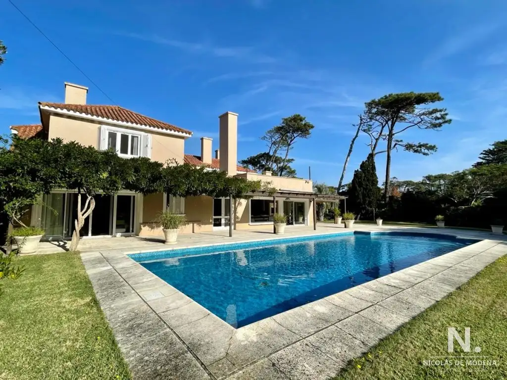 Hermosa casa en venta en Playa brava a cuadra y media del mar