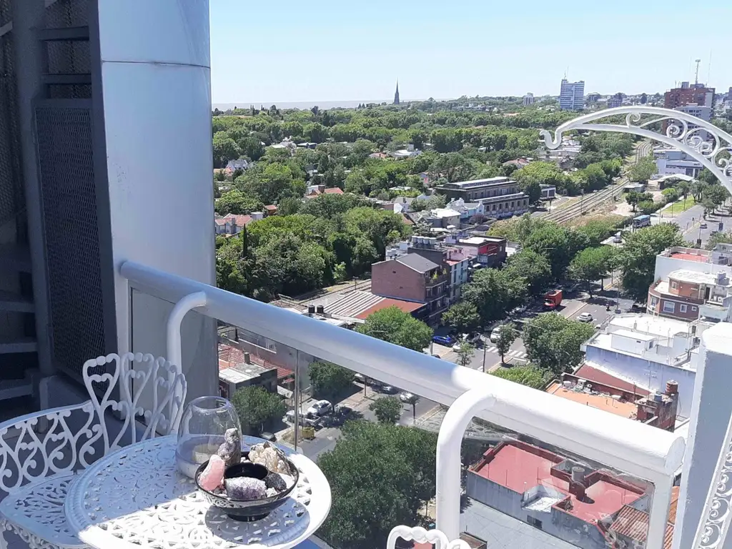 Excelente depto de 2 amb. con balcón en 1ra planta y terraza con acceso propio en 2da planta.