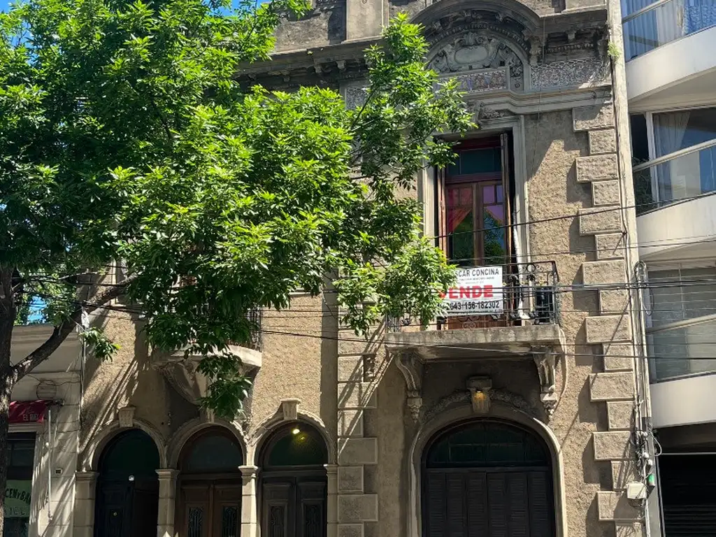 EXCELENTE CASA EN PLANTA ALTA, VISTA AL PARQUE, AMBIENTES AMPLIOS, PATIO Y TERRAZA, DE EPOCA