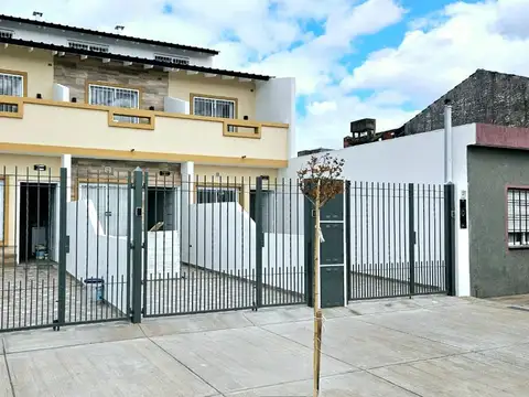 TRIPLEX 3 AMBIENTES CON PATIO Y COCHERA EN VENTA