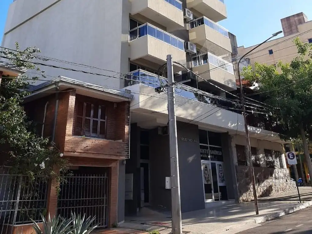 Cochera en edificio Celestino, sobre calle Bolívar