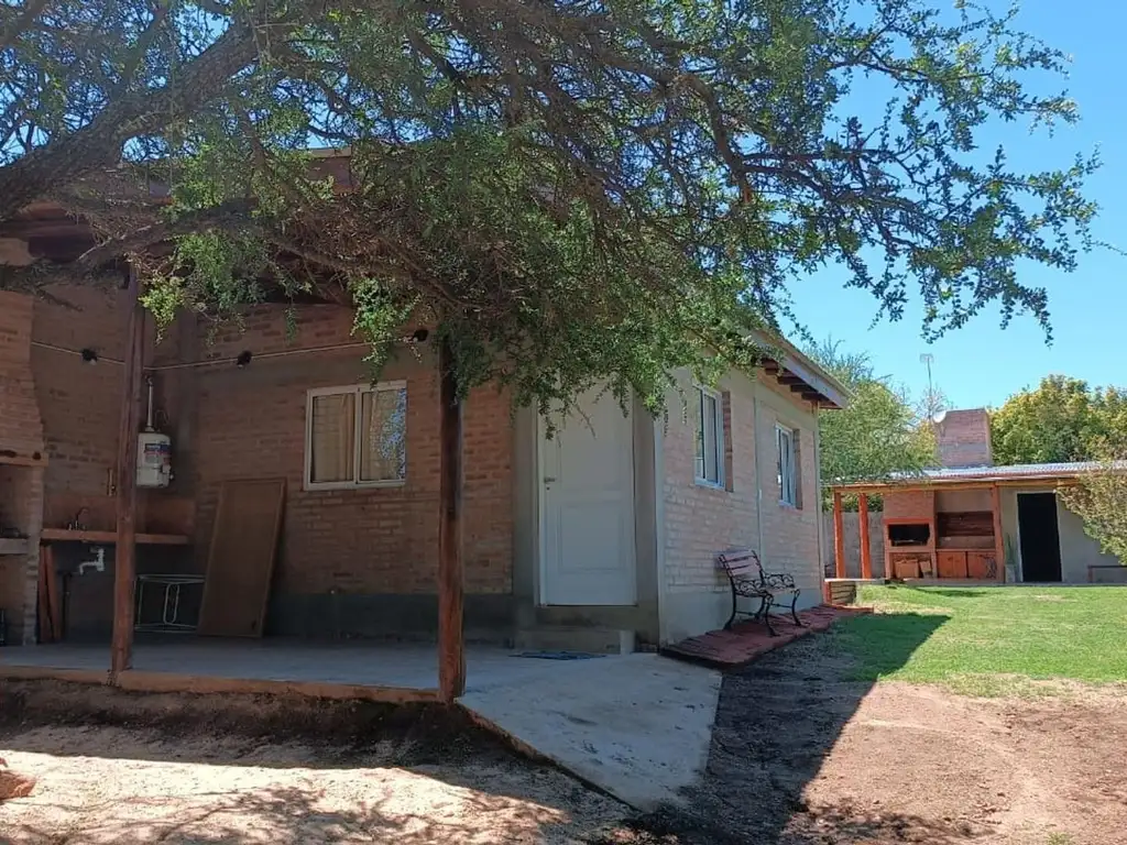 Se vende dos casas en San Lorenzo. Excelente ubicación.