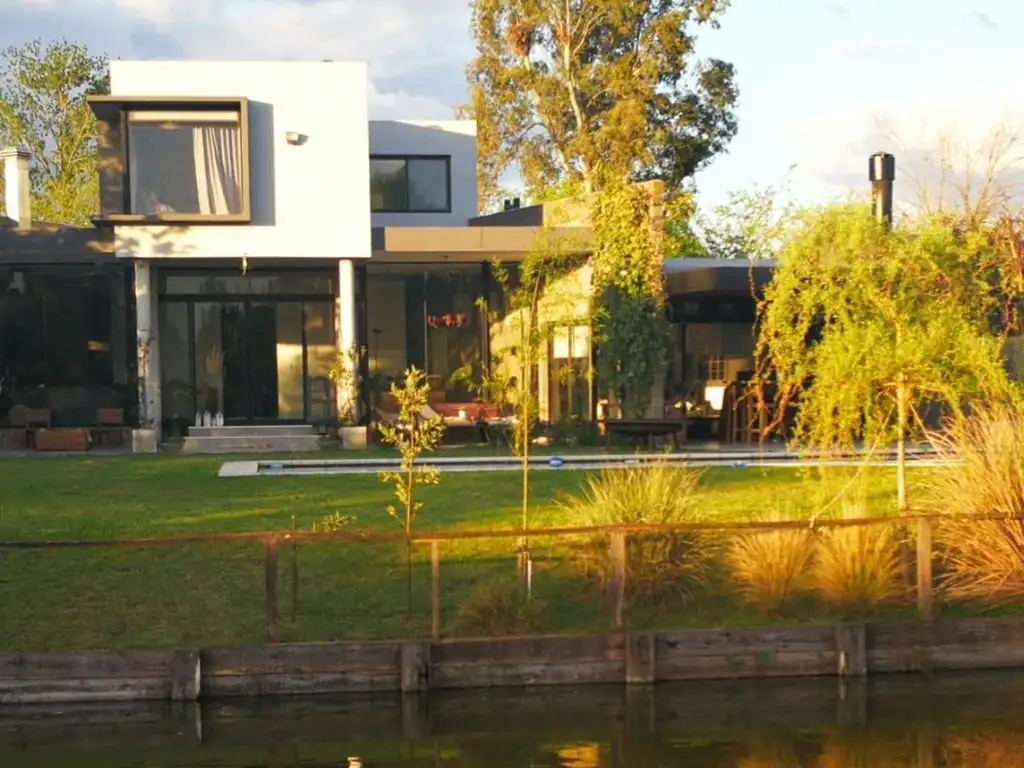 Casa con diseño unico! A la laguna chica. Son 272 m2 cubiertos y 68 m2 de galería.