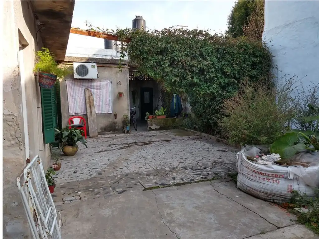 Venta Casa Pasillo,2 Dormitorios, patio Tiro Suizo