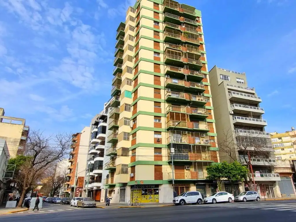 Av. Rivadavia 10702: todo externo 3amb.   2 balcones