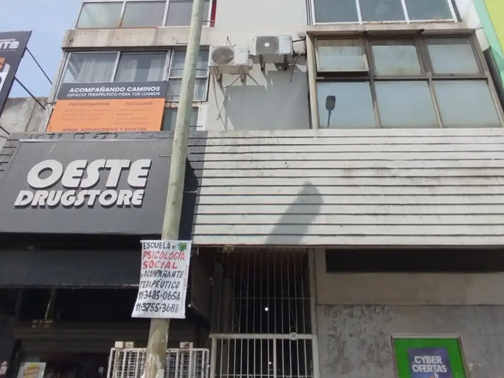 Monoambiente frente a estación de Morón - Apto profesional