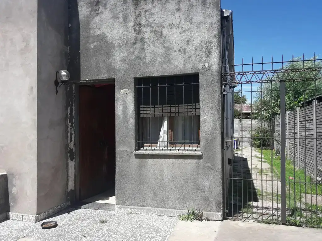 Casa en venta - 2 dormitorios 1 baño - 200mts2 - Los Hornos, La Plata