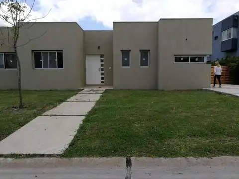 Casa en Venta - 4 dormitorios - USD 190.000