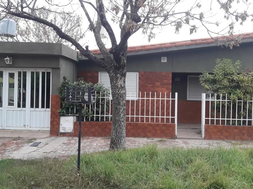 Venta Casa Céntrica.con Servicios.Buen Estado.Consulte *