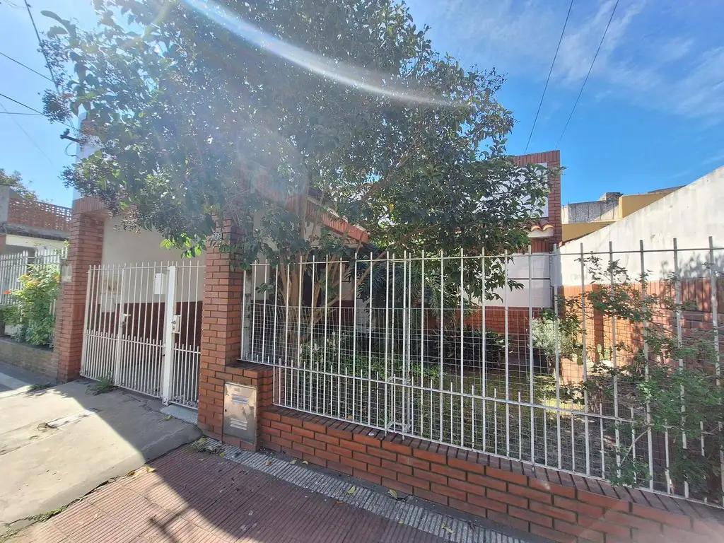 Venta de casa de 3 ambientes con cochera en Gerli